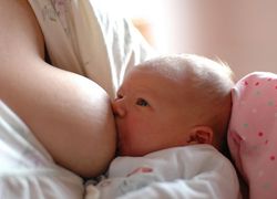 Normal_800px-breastfeeding_a_baby