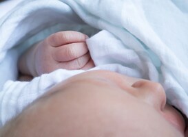 Warmtestuwing bij jonge baby’s: ‘De beste graadmeter is het nekje’